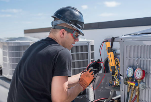 Imagem ilustrativa de técnico avaliando equipamento de climatização